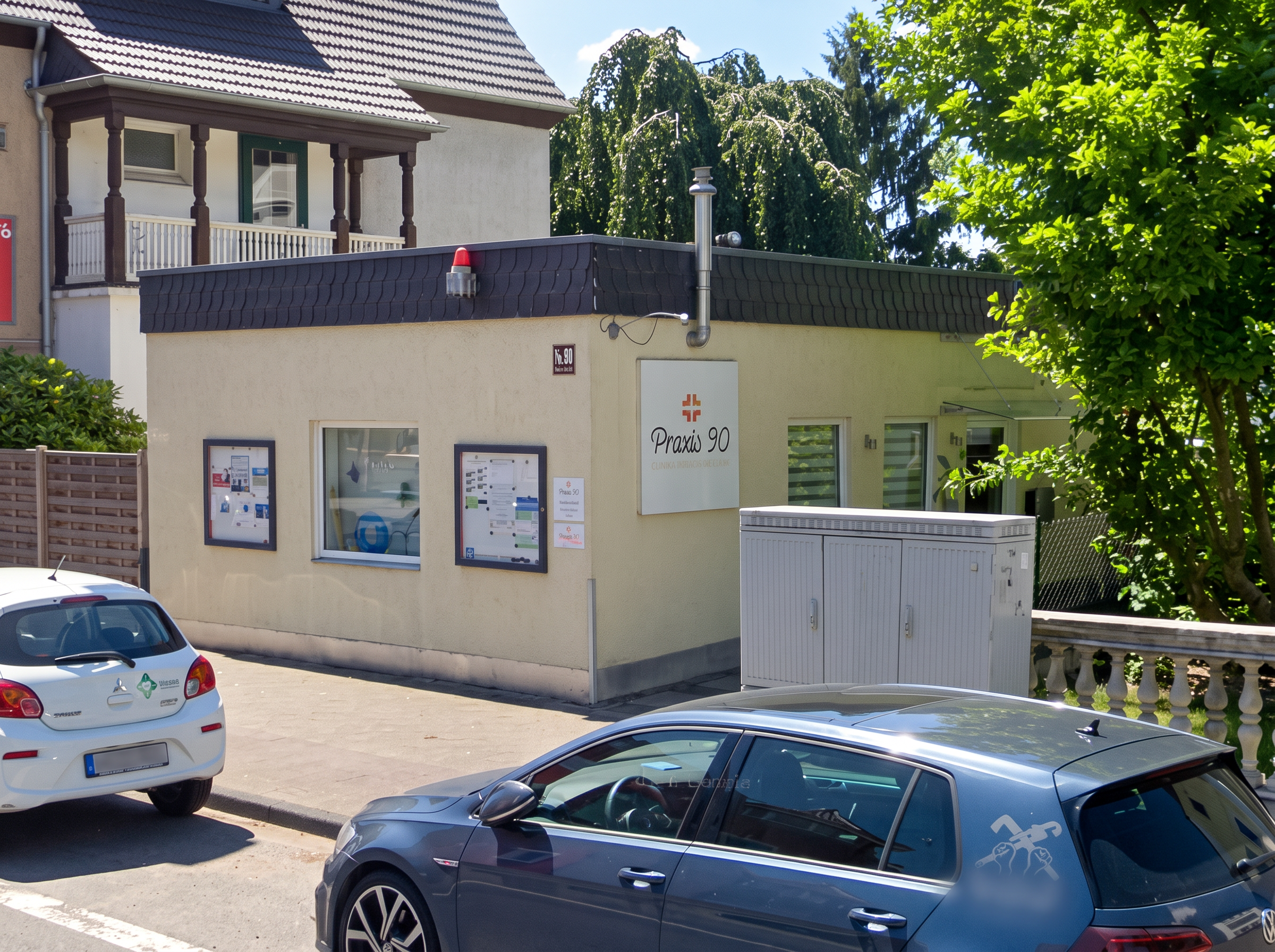 Außenansicht der Praxis 90 an der Bensberger Straße 90 in Bergisch Gladbach